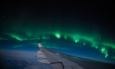 De magie van het noorderlicht vanuit je vliegtuigstoel 